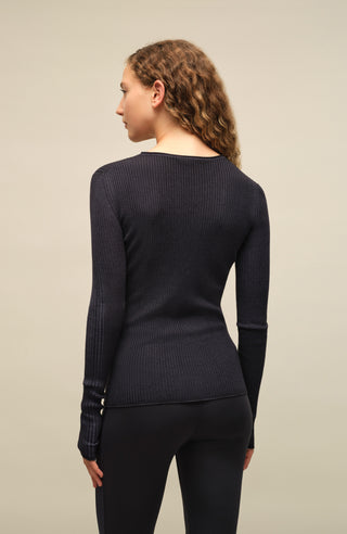 Eng anliegender Damen-Kaschmirpullover mit Rundhalsausschnitt in Dunkelblau (Farbe: Midnight), Modell 640601 AvrilDyed-RB – Rueckansicht Modelbild.