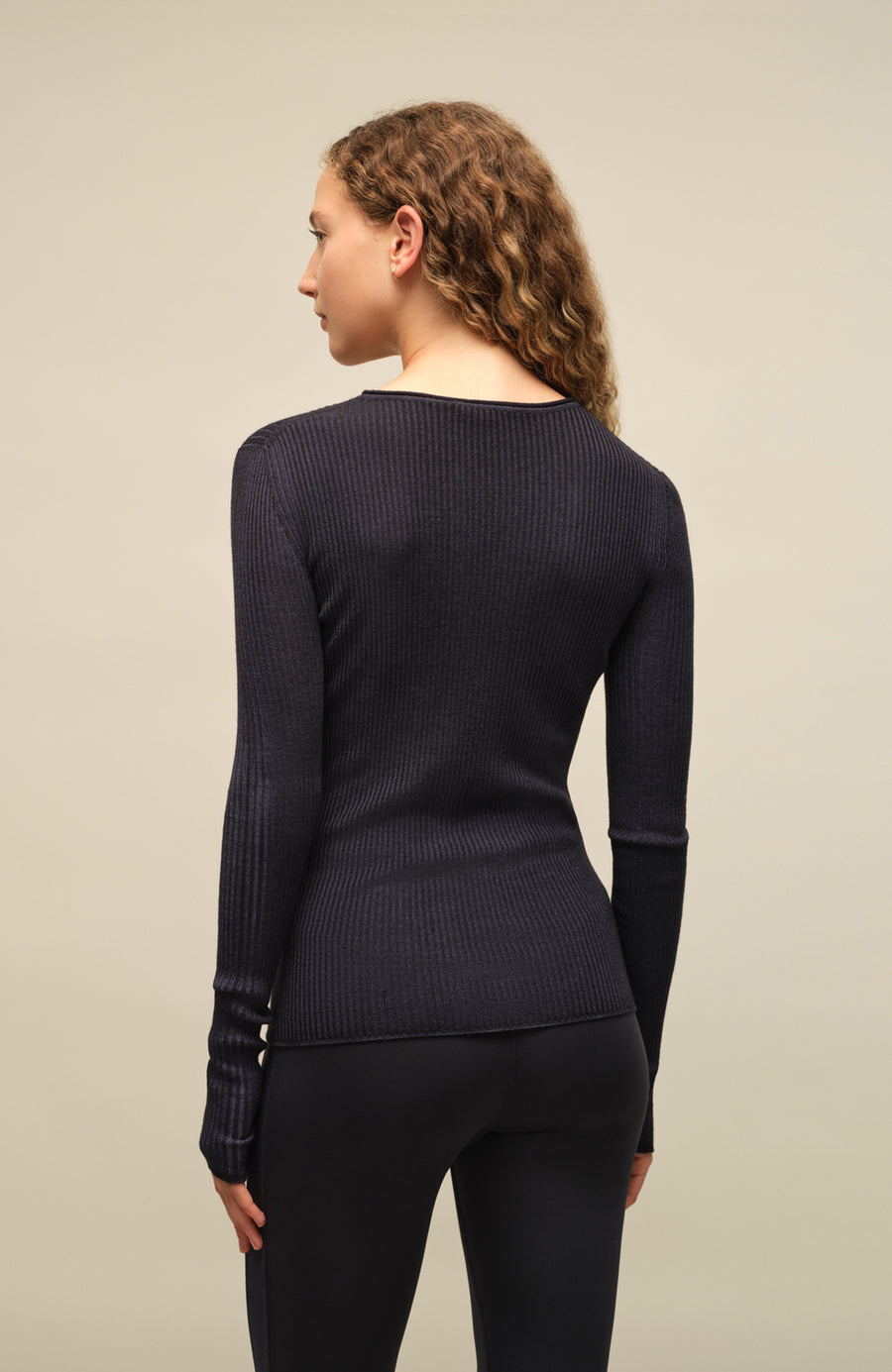 Eng anliegender Damen-Kaschmirpullover mit Rundhalsausschnitt in Dunkelblau (Farbe: Midnight), Modell 640601 AvrilDyed-RB – Rueckansicht Modelbild.
