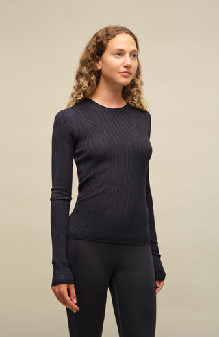 Eng anliegender Damen-Kaschmirpullover mit Rundhalsausschnitt in Dunkelblau (Farbe: Midnight), Modell 640601 AvrilDyed-RB –Seitenansicht Modelbild.