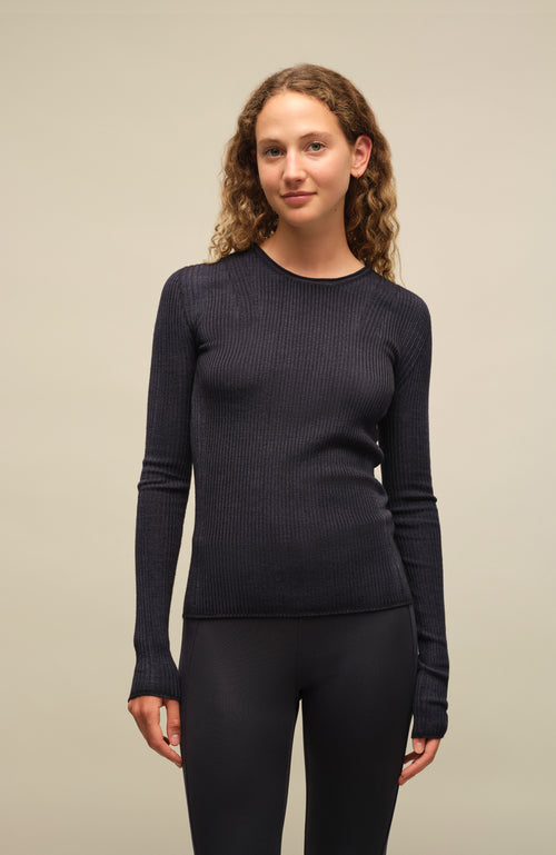Eng anliegender Damen-Kaschmirpullover mit Rundhalsausschnitt in Dunkelblau (Farbe: Midnight), Modell 640601 AvrilDyed-RB – Vorderansicht Modelbild.