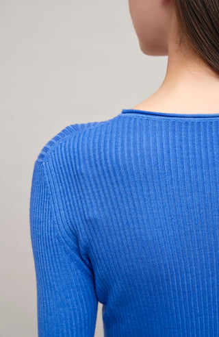 Eng anliegender Damen-Kaschmirpullover mit Rundhalsausschnitt in oceanblue  Modell 640601 AvrilDyed-RB –Detailansicht Modelbild.