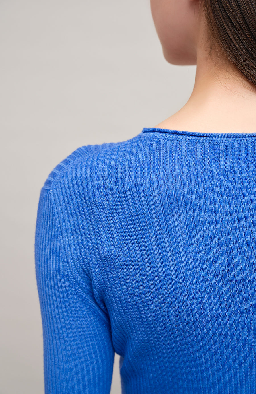 Eng anliegender Damen-Kaschmirpullover mit Rundhalsausschnitt in oceanblue  Modell 640601 AvrilDyed-RB –Detailansicht Modelbild.