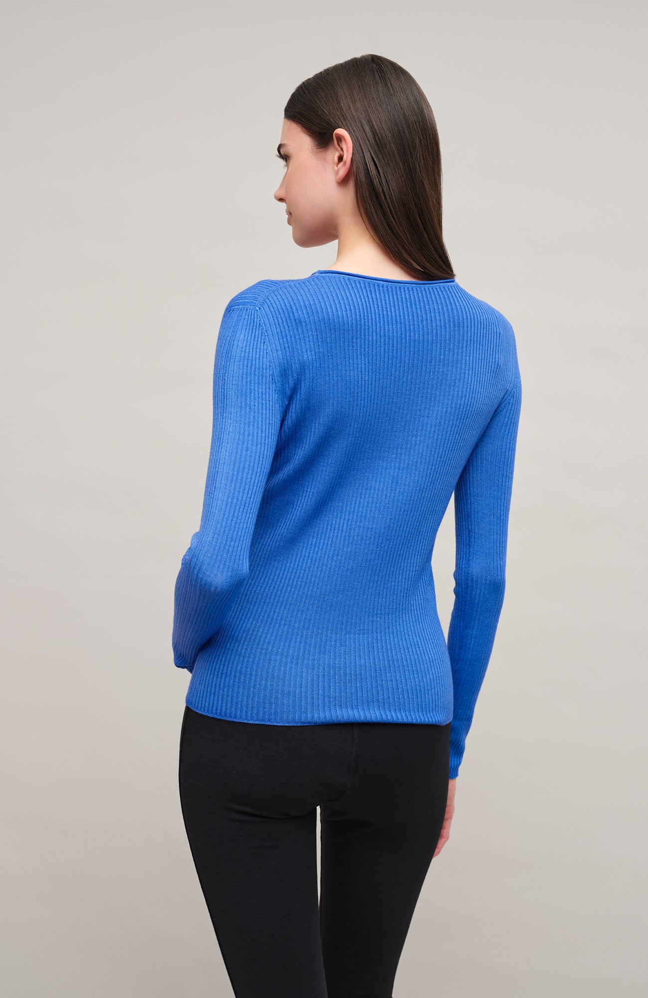Eng anliegender Damen-Kaschmirpullover mit Rundhalsausschnitt in oceanblue  Modell 640601 AvrilDyed-RB –Rueckansicht Modelbild.