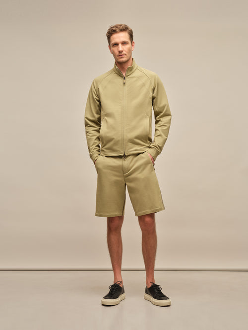 Bermuda Short Eric & Jacke James in weicher Baumwolle – perfekt für entspannte Sommertage. Leicht, bequem und stylisch kombiniert für einen lässigen Herrenlook.