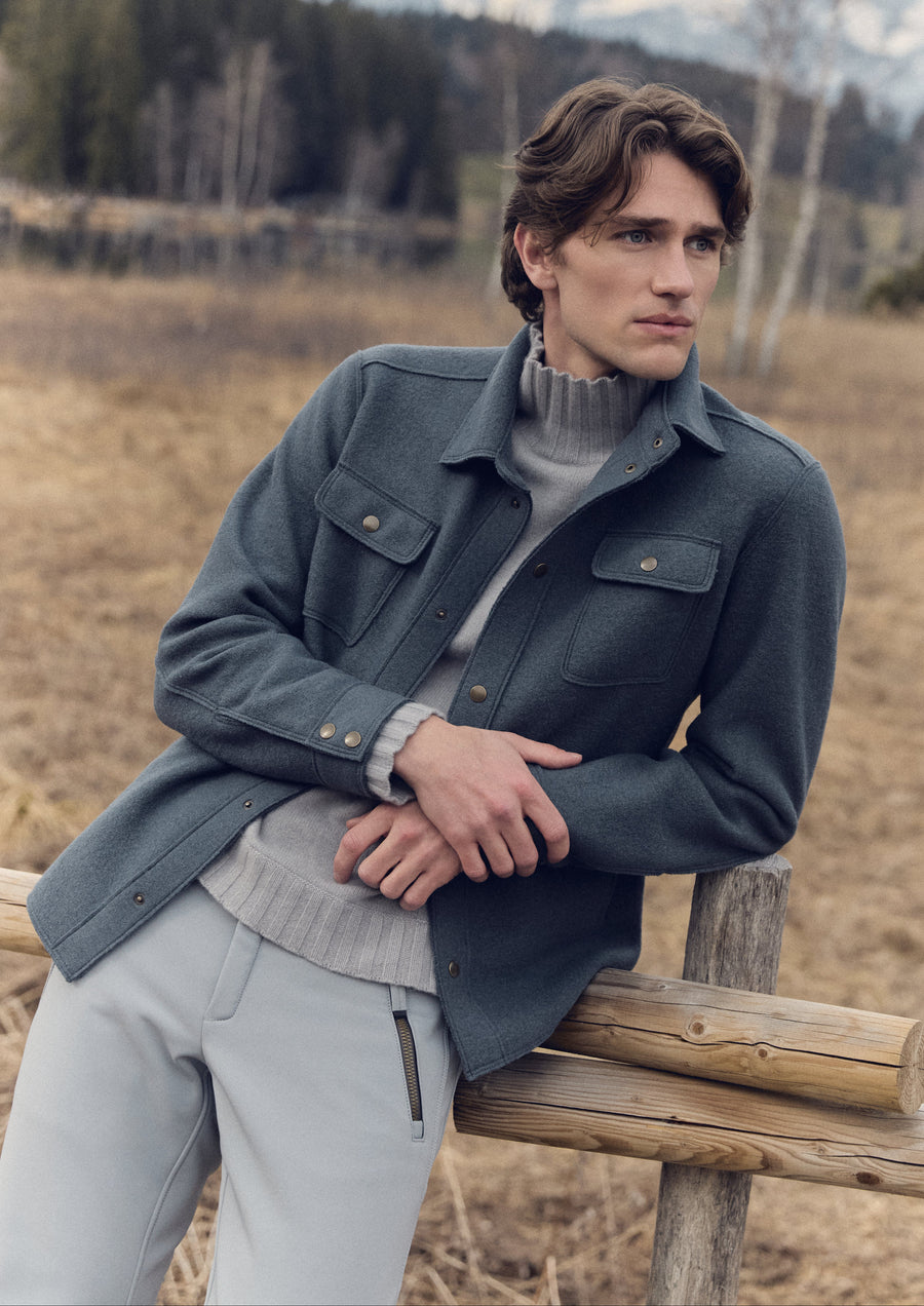 Das Walkhemd Valentin und der Kaschmir-Rollkragenpullover Aiden zählen seit vielen Jahren zu den Ikonen von Frauenschuh – entwickelt mit höchstem Anspruch an Qualität, zeitloses Design und außergewöhnliche Materialien.