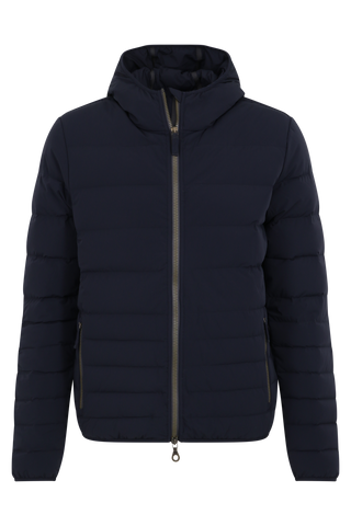 Frauenschuh Herren Daunen-Winterjacke Lorenzo in Dunkelblau – stilvolle Funktionsjacke mit gleichmäßigem Steppdesign, fester Kapuze und Zwei-Wege-Zipper. Mit zwei seitlichen Reißverschlusstaschen und zwei Innenfächern mit nahtfeinem Zip. Warm, leicht und anschmiegsam für optimale Winterleistung bei gleichzeitig modernem Schnitt und Funktionalität.