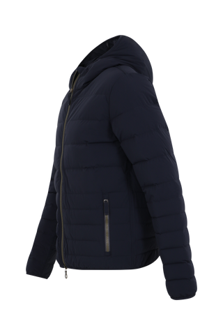 Frauenschuh Herren Daunen-Winterjacke Lorenzo in Midnight – Seitenansicht der Funktionsjacke mit gleichmäßigem Steppdesign, Zwei-Wege-Zipper und praktischen Reißverschlusstaschen. Die Jacke zeigt sich in eleganter Optik, ideal für kalte Wintertage, mit einem modernen Schnitt für optimale Bewegungsfreiheit.