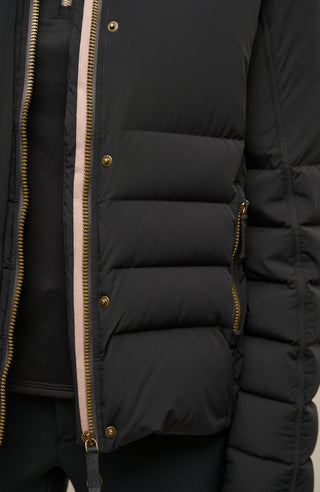 Nahaufnahme der schwarzen Daunenjacke von Frauenschuh mit sichtbarem Reißverschluss und Druckknopf-Verschluss. Verschließbare Seitentaschen