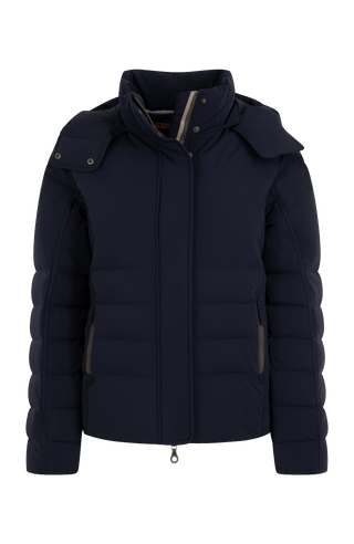 Vorderansicht der Frauenschuh Damen-Daunenjacke Matilde in Dunkelblau – elegante Winterjacke mit hochwertiger Daunenfüllung, gerader Schnitt, verschließbaren Seitentaschen, wasserabweisendes Material, Feuchtigkeitsregulierend und Kapuze die man abnehmen kann, ideal für kalte Wintertage. Die Jacke verfügt über einen Reißverschluss und einer Druckknopfleiste um diese zu schließen