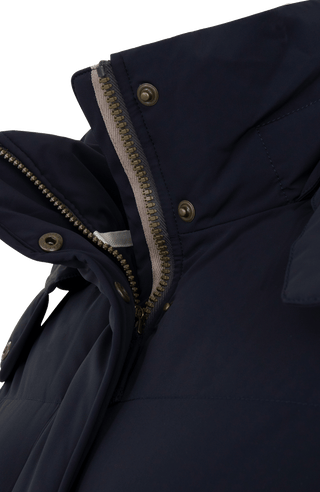 Detailaufnahme des hohen Stehkragens der Frauenschuh Matilde Daunenjacke in der Farbe Midnight, mit weicher Steppung und verdecktem Reißverschluss und Knopfleiste.