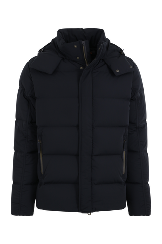 Vorderansicht der Frauenschuh Daunenjacke Mattia für Herren in Schwarz – warme Winterjacke mit abknöpfbarer und verstellbarer Kapuze, modernem Steppmuster, verschließbaren Seitentaschen und zusätzlicher Knopfleiste. Sie ist außerdem Feuchtigkeitsregulierend, Wasserabweisend, Wärmend, Atmungsaktiv und Elastisch.
