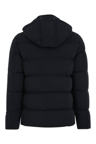 Rückansicht der Frauenschuh Daunenjacke Mattia für Herren in Schwarz – warme Winterjacke mit abknöpfbarer und verstellbarer Kapuze, modernem Steppmuster, verschließbaren Seitentaschen und zusätzlicher Knopfleiste. Sie ist außerdem Feuchtigkeitsregulierend, Wasserabweisend, Wärmend, Atmungsaktiv und Elastisch.