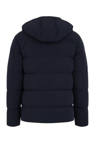 Rückansicht der Frauenschuh Daunenjacke Mattia für Herren in Dunkelblau – warme Winterjacke mit abknöpfbarer und verstellbarer Kapuze, modernem Steppmuster, verschließbaren Seitentaschen und zusätzlicher Knopfleiste. Sie ist außerdem Feuchtigkeitsregulierend, Wasserabweisend, Wärmend, Atmungsaktiv und Elastisch.