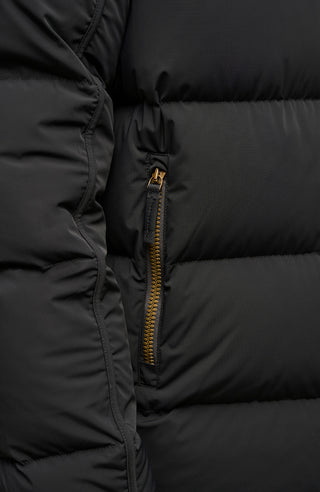 Detailansicht der Frauenschuh Daunenjacke Mattia in Schwarz mit sichtbarer seitlicher Reißverschlusstasche, gleichmäßiger Steppung und präzise gesetzten Nähten