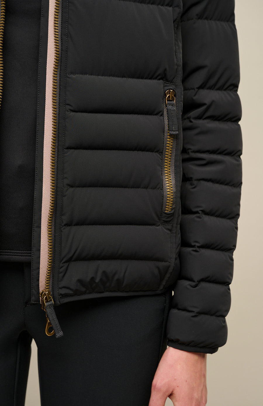Detailaufnahme der Frauenschuh Damen-Winterjacke „Leonora“ (Modell STN 010) in der Farbe Black (Schwarz), mit Fokus auf die seitliche Reißverschlusstasche. Die hochwertige Verarbeitung des wasserabweisenden, atmungsaktiven, feuchtigkeitsregulierenden und elastischen Materials ist gut erkennbar. Dezente Nahtführung und elegantes Design machen die Jacke ideal für Wintersport und Freizeit.