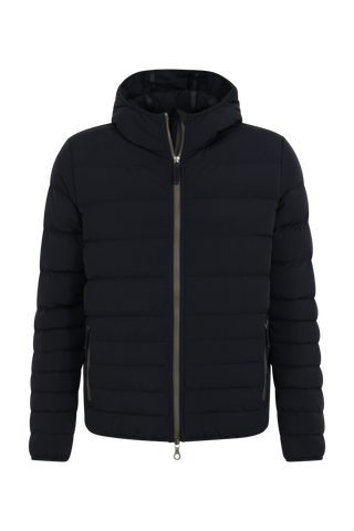 Frauenschuh Herren Daunen-Winterjacke Lorenzo in Schwarz – stilvolle Funktionsjacke mit gleichmäßigem Steppdesign, fester Kapuze und Zwei-Wege-Zipper. Mit zwei seitlichen Reißverschlusstaschen und zwei Innenfächern mit nahtfeinem Zip. Warm, leicht und anschmiegsam für optimale Winterleistung bei gleichzeitig modernem Schnitt und Funktionalität.