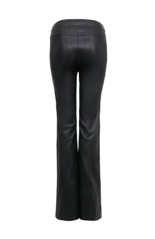 Schwarze lange Lederhose mit ausgestelltem Bein von hinten