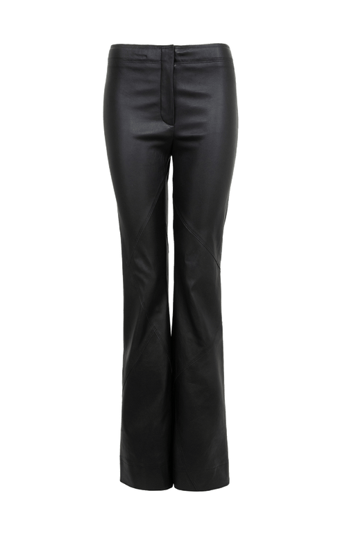 Schwarze ausgestellte Glattlederhose von vorne