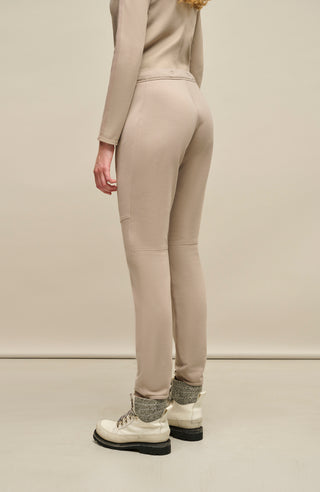 Frauenschuh Clio PSW Sporthose für Damen in Cashmere-Grau (31-0), Seitenansicht vom Model. Leichte, atmungsaktive Stretchhose für Frühling und Sommer, ideal für Freizeitaktivitäten und Sport. Mit elastischem Bund zum Zubinden und praktischen Reißverschlusstaschen für einen modernen, funktionalen Look