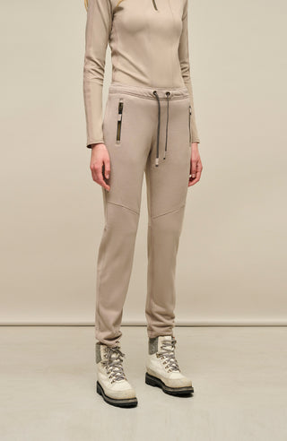 Frauenschuh Clio PSW Sporthose für Damen in Cashmere-Grau (31-0), Vorderansicht vom Model. Leichte, atmungsaktive Stretchhose für Frühling und Sommer, ideal für Freizeitaktivitäten und Sport. Mit elastischem Bund zum Zubinden und praktischen Reißverschlusstaschen für einen modernen, funktionalen Look
