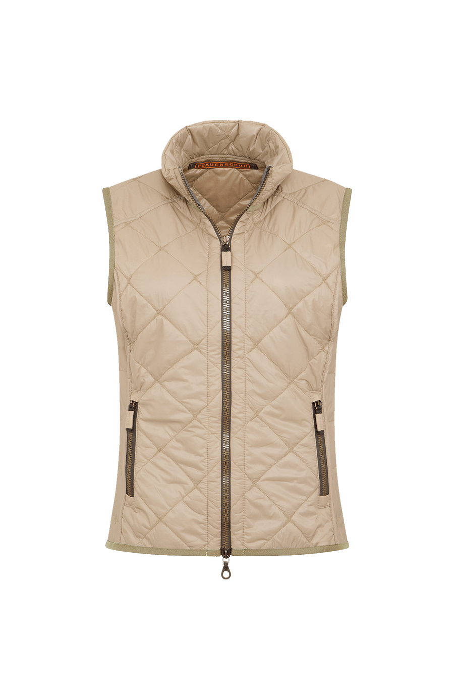 Vorderansicht der Damen-Quiltweste, Modell Tracy-QL, in der Farbe savannah (beige). Die ärmellose Weste besteht aus leicht gestepptem, weichem Material mit feiner Steppung. Sie verfügt über einen durchgehenden Reißverschluss auf der Vorderseite und einen hohen Stehkragen, der vor Wind schützt. Die Passform ist figurbetont und sportlich-elegant, mit zwei seitlichen Taschen für praktische Nutzung. Die Weste verleiht einen femininen, modernen Look, ideal für Frühling und Sommer. 