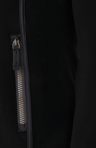 Damen Fleecejacke Wera-BF in Schwarz von Frauenschuh, nachhaltig produziert. Detailansicht der Jacke mit modernem Schnitt, Verschließbaren Seitentaschen und komfortablem Design – perfekt für alle Jahreszeiten.