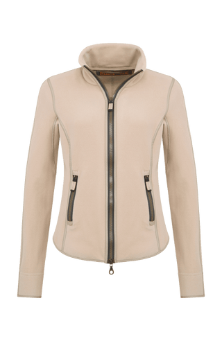 Vorderansicht der Damen Fleecejacke Wera-BF in der Farbe Savannah von Frauenschuh, nachhaltig produziert. Die Jacke ist ideal für alle Jahreszeiten, mit modernem Schnitt, Zwei-Wege-Reißverschluss und hohem Tragekomfort für stilvolle Bewegungsfreiheit.