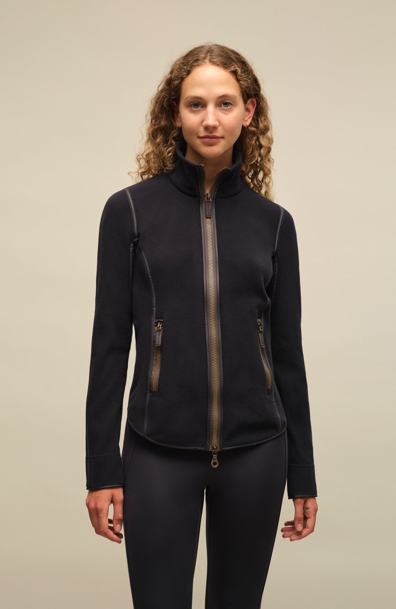 Damen Fleecejacke Wera-BF in der Farbe Midnight von Frauenschuh, nachhaltig produziert. Frontansicht der Jacke, die ideal für alle Jahreszeiten, mit einem modernen Schnitt, Zwei-Wege-Reißverschluss und komfortablem Design. Von einem Model getragen