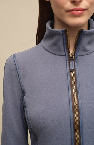 Detailansicht der Damen Fleecejacke Wera-BF in der Farbe Denim von Frauenschuh, nachhaltig produziert. Nahaufnahme des hochwertigen Fleece-Materials, Zwei-Wege-Reißverschlusses und der sorgfältigen Verarbeitung – ideal für alle Jahreszeiten.