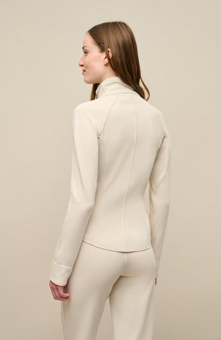 Nachhaltige Damen Fleecejacke Wera-BF in der Farbe Sandstone von Frauenschuh, ideal für alle Jahreszeiten. Model-Rückansicht der Jacke mit modernem, seitlich hoch geschnittenem Design und praktischem Zwei-Wege-Reißverschluss für mehr Bewegungsfreiheit und Komfort.