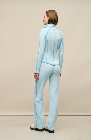 Damen Fleecejacke Wera-BF in der Farbe Light Sky von Frauenschuh, nachhaltig produziert, von einem Model getragen. Rückansicht der Jacke mit modernem Design und Zwei-Wege-Reißverschluss – ideal für alle Jahreszeiten