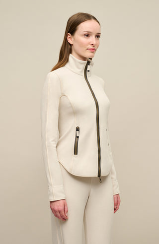 Nachhaltige Damen Fleecejacke in der Farbe Sandstone von Frauenschuh, ideal für alle Jahreszeiten. Modisches Design mit seitlich hoch geschnittenem Schnitt und Zwei-Wege-Reißverschluss für mehr Flexibilität. Modell Wera, Fleecejacke für den komfortablen und stilvollen Alltag. Seitenansicht getragen von einem Model