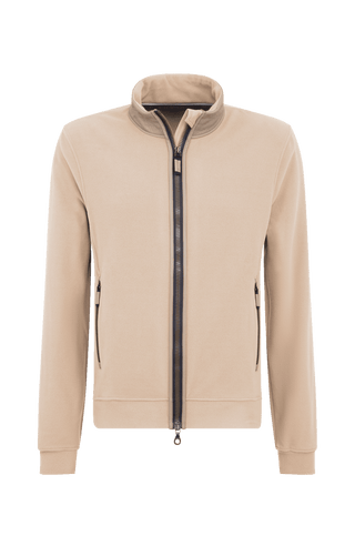 Herrenjacke „Oliver Biodegradable Fleece“ in Savannah (Beige). Die Jacke besteht aus biologisch abbaubarem Fleece-Material und verbindet nachhaltige Funktionalität mit modernem Design. Zu sehen ist die Vorderansicht mit hohem Stehkragen, durchgehendem Frontreißverschluss und zwei seitlich integrierten Reißverschlusstaschen. Das Material wirkt weich, leicht strukturiert und bietet hohen Tragekomfort. Der ergonomische Schnitt mit klarer Linienführung verleiht der Jacke eine sportlich-elegante Silhouette
