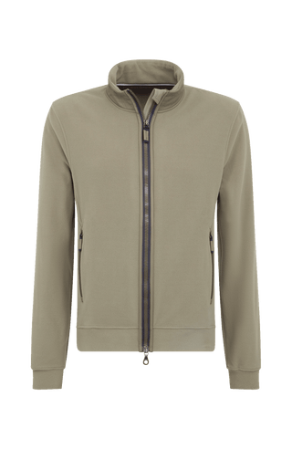 Herrenjacke in der Farbe „Sage“ aus der Frühjahrs- und Sommerkollektion von Frauenschuh Mode. Die Jacke überzeugt mit einem modernen, sportlich-eleganten Design und ist aus einem leichten, funktionalen Material gefertigt – ideal für die wärmeren Jahreszeiten. Sie verfügt über einen durchgehenden Frontreißverschluss, einen hohen Stehkragen sowie zwei seitliche Reißverschlusstaschen. Feine Nahtführungen und dezente Details unterstreichen die hochwertige Verarbeitung. Die Ärmel sind ergonomisch geschnitten und