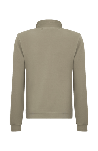 Rückansicht einer Herrenjacke in der Farbe „Sage“ aus der Frühjahrs- und Sommerkollektion von Frauenschuh. Die Jacke zeigt eine klare, puristische Linienführung mit dezenten Nähten und ergonomischem Schnitt. Der Rücken ist glatt und schlicht gehalten, mit leicht taillierter Form für eine sportlich-elegante Silhouette. Der hohe Kragen und die sauber verarbeiteten Schulterpartien sorgen für einen modernen, zeitlosen Look. Die dezente Farbe „Sage“ – ein gedämpftes Graugrün – unterstreicht die edle Zurückhaltun