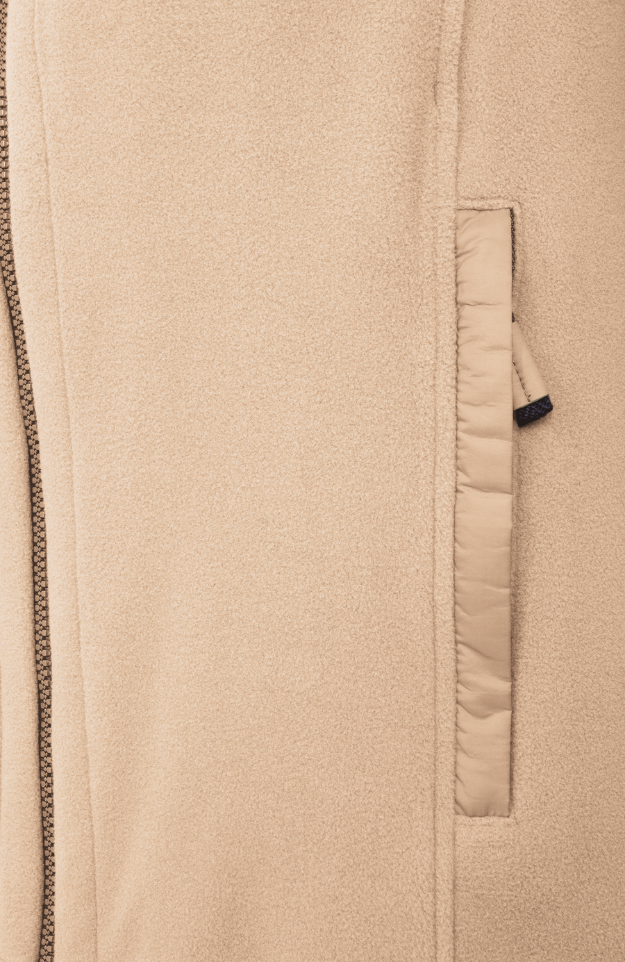 Detailansicht der Herrenjacke „Thomas“ von Frauenschuh im sandfarbenen Farbton Savannahnah, gefertigt aus nachhaltigem Biodegradable Fleece. Die Jacke besticht durch einen minimalistischen Schnitt, verstellbaren Nylon-Kapuzenkragen, praktische Reißverschlusstaschen und einen Zweiwegereißverschluss.