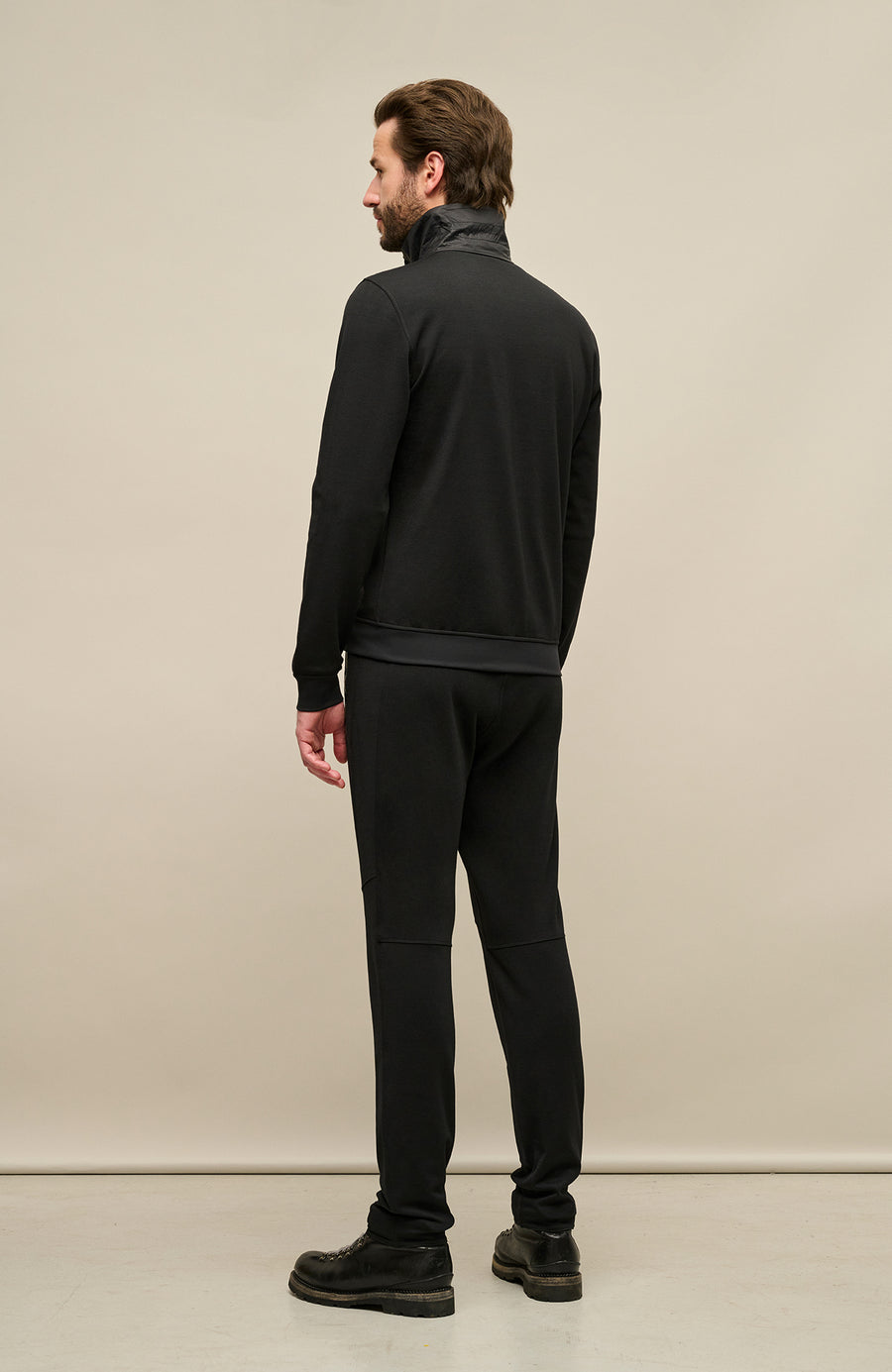 Frauenschuh Herrenjacke „Oliver PSW“ in der Farbe schwarz, Rückansicht, getragen von einem Model. Gefertigt aus Power Stretch Wool – eine leichte, elastische und atmungsaktive Jacke für Frühling und Sommer. Mit sportlich-eleganter Passform und funktionalem Design für aktive Freizeit