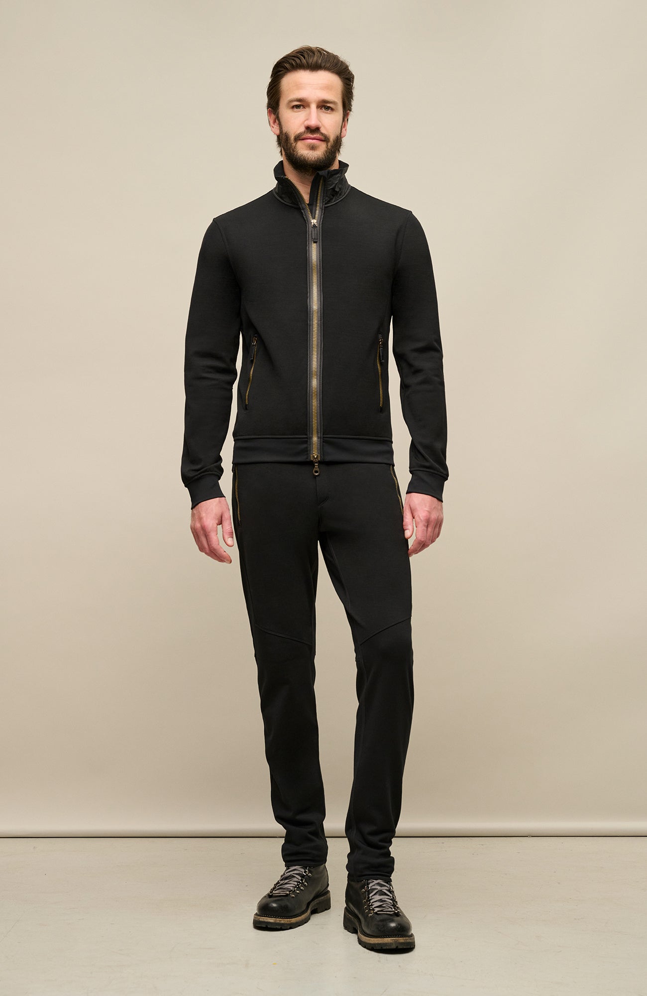 Frauenschuh Herrenjacke „Oliver PSW“ in der Farbe schwarz, Vorderansicht, getragen von einem Model. Aus Power Stretch Wool gefertigt – leicht, elastisch und atmungsaktiv. Ideal für Frühling und Sommer, mit sportlich-elegantem Schnitt, hohem Tragekomfort und funktionalen Details