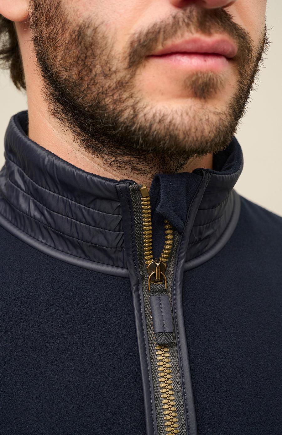 Detailansicht der Herrenjacke „Oliver BF 163-0“ von Frauenschuh in der Farbe „Midnight“, einem tiefen Dunkelblau. Die Nahaufnahme zeigt präzise Verarbeitungsdetails, einen Reißverschluss und den Kragen. Das hochwertige Material wirkt glatt, leicht strukturiert und funktional. Die Aufnahme betont die exzellente Handwerkskunst, die klare Linienführung und das minimalistische Design der Jacke – ideal für anspruchsvolle Träger