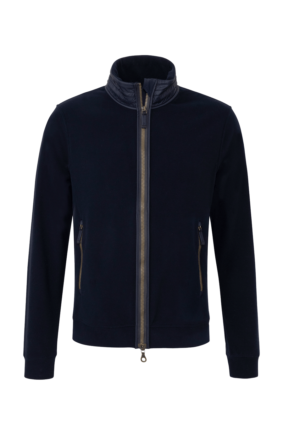 Herrenjacke „Oliver Biodegradable Fleece“ von Frauenschuh in dunkelblau, präsentiert als leichtgewichtige Jacke für Frühling und Sommer. Das Material wirkt weich und nachhaltig, da es sich um biologisch abbaubares Fleece handelt. Die Jacke hat einen sportlich-modernen Schnitt mit hohem Kragen und durchgehendem Reißverschluss vorne. Die Ärmel sind ergonomisch geschnitten, und die Jacke besitzt praktische Seitentaschen. 