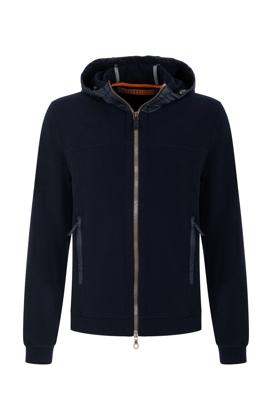 Vorderansicht der Herrenjacke "Thomas" von Frauenschuh in dunkelblauen Farbton, gefertigt aus umweltfreundlichem Biodegradable Fleece. Die stilvolle Jacke ist leicht und ideal für alle Jahreszeiten, mit modernem Schnitt und funktionalem Design – perfekt kombinierbar mit schlichten T-Shirts und nachhaltigen Accessoires