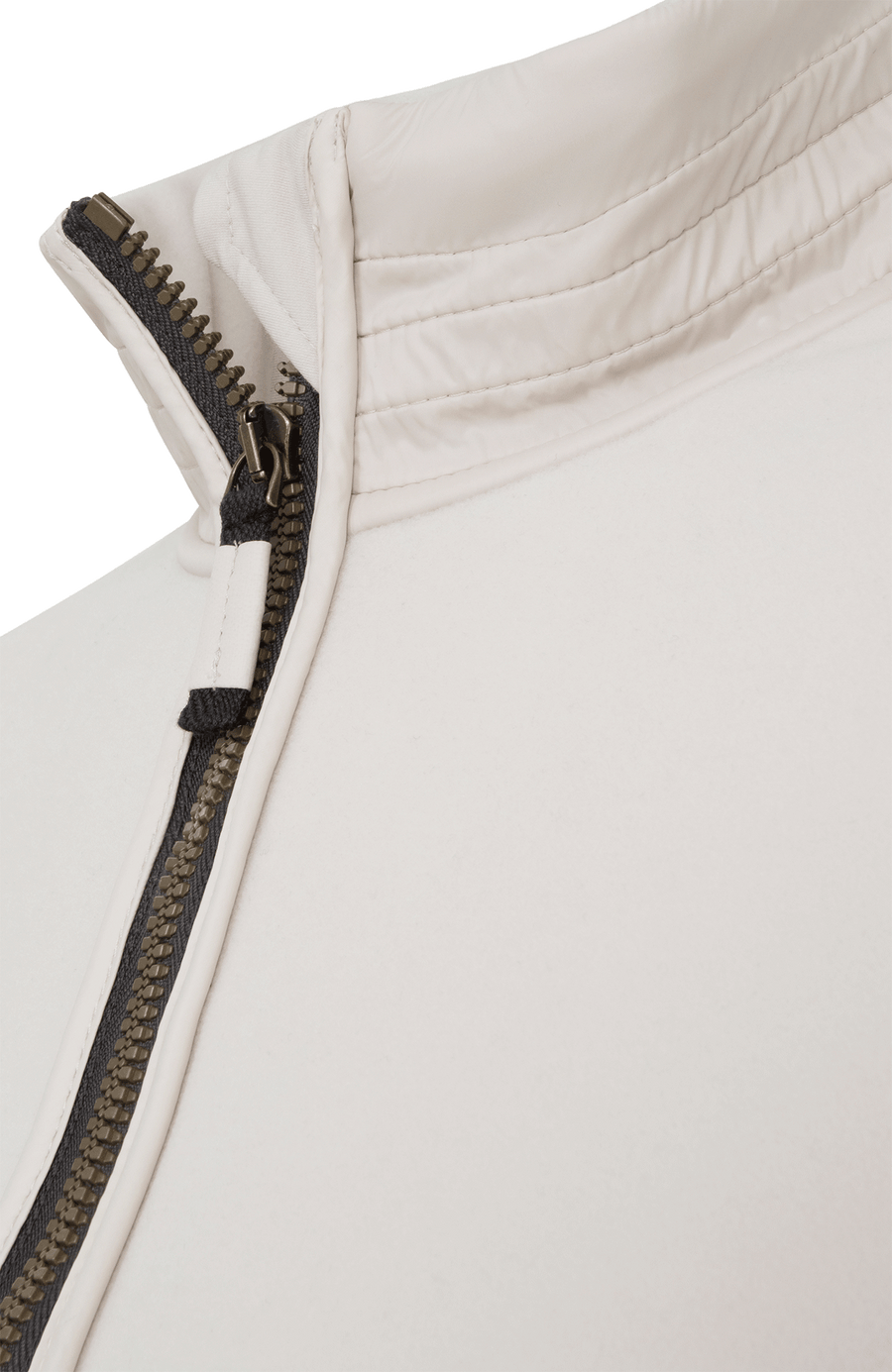 Detailansicht der Herrenjacke „Oliver BF 163-0“ von Frauenschuh in der Farbe „Sandstone“, weiß. Die Nahaufnahme zeigt präzise Verarbeitungsdetails, einen Reißverschluss und den Kragen. Das hochwertige Material wirkt glatt, leicht strukturiert und funktional. Die Aufnahme betont die exzellente Handwerkskunst, die klare Linienführung und das minimalistische Design der Jacke – ideal für anspruchsvolle Träger