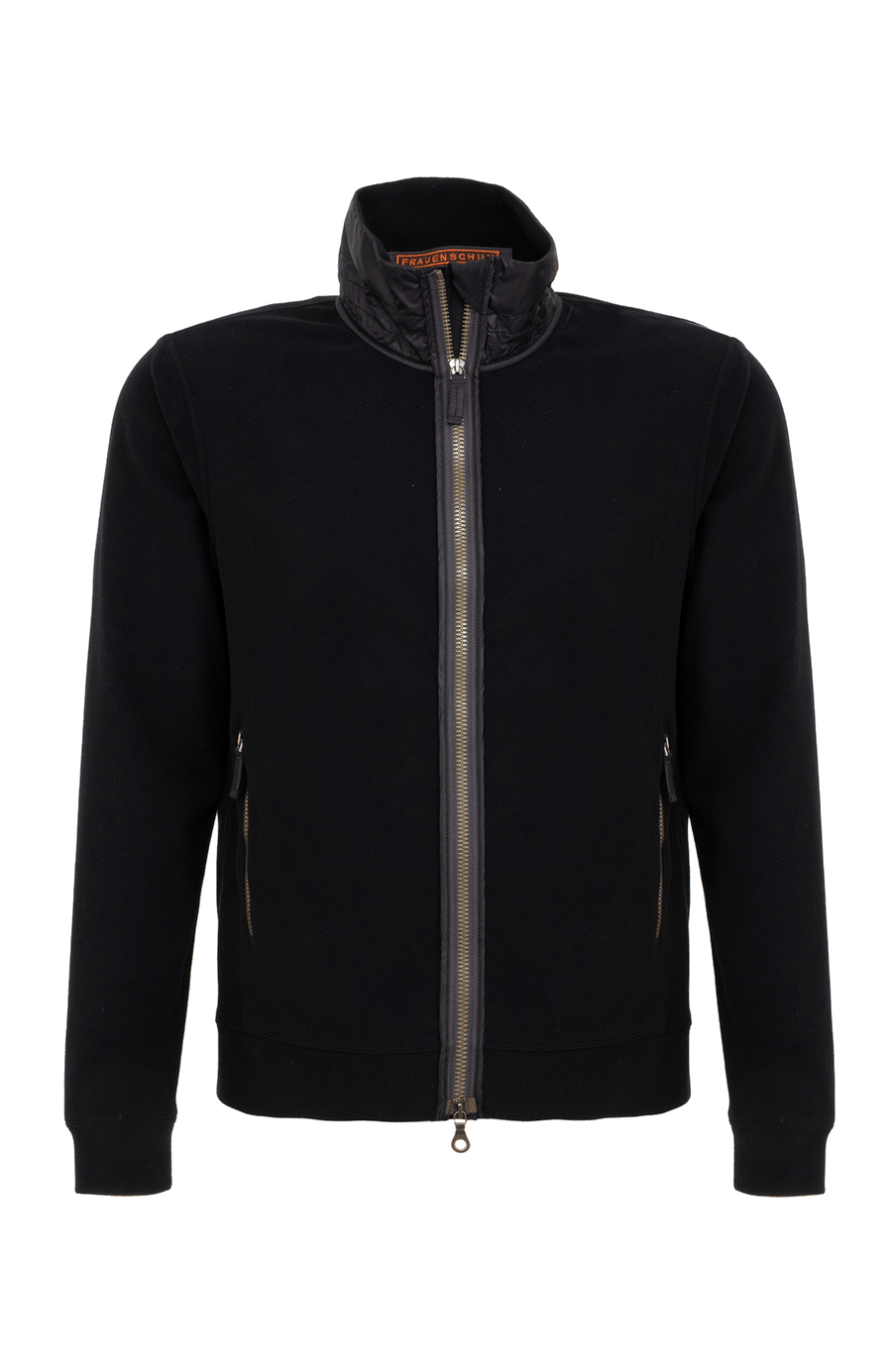Herrenjacke „Oliver Biodegradable Fleece“ in Schwarz. Die Jacke besteht aus biologisch abbaubarem Fleece-Material und verbindet nachhaltige Funktionalität mit modernem Design. Zu sehen ist die Vorderansicht mit hohem Stehkragen, durchgehendem Frontreißverschluss und zwei seitlich integrierten Reißverschlusstaschen. Das Material wirkt weich, leicht strukturiert und bietet hohen Tragekomfort. Der ergonomische Schnitt mit klarer Linienführung verleiht der Jacke eine sportlich-elegante Silhouette