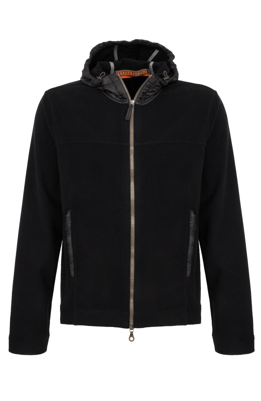 Vorderansicht der Herrenjacke "Thomas" von Frauenschuh in schwarz, gefertigt aus umweltfreundlichem Biodegradable Fleece. Die stilvolle Jacke ist leicht und ideal für alle Jahreszeiten, mit modernem Schnitt und funktionalem Design – perfekt kombinierbar mit schlichten T-Shirts und nachhaltigen Accessoires