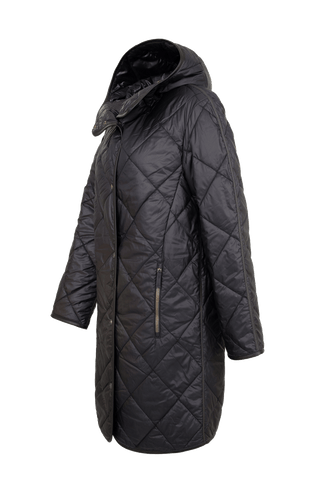 Seitenansicht des Damen-Steppmantels Luisa-QS in Schwarz. Der knielange Mantel hat eine feine Steppung und einen körpernahen Schnitt. Die Front wird mit eleganten Druckknöpfen geschlossen, während die Seitentaschen mit Reißverschlüssen ausgestattet sind. Die Enden des Mantels sind hochwertig mit Lederbesätzen verarbeitet, was dem Design einen edlen Akzent verleiht. Die Kapuze schützt zusätzlich vor Wind. Das leichte, atmungsaktive Material sorgt für angenehmes Tragekomfort in den Übergangszeiten.