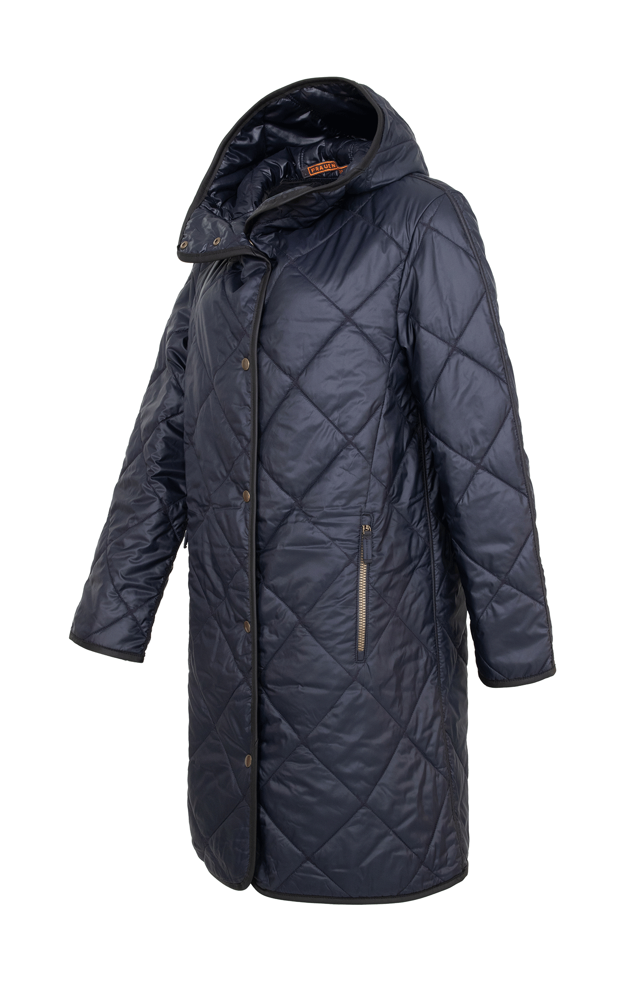 Seitenansicht des Steppmantels Luisa-QS in Midnight (dunkelblau). Der knielange Mantel hat eine feine Steppung und einen körpernahen Schnitt. Die Front wird mit eleganten Druckknöpfen geschlossen, während die Seitentaschen mit Reißverschlüssen ausgestattet sind. Die Enden des Mantels sind hochwertig mit Lederbesätzen verarbeitet, was dem Design einen edlen Akzent verleiht. Die Kapuze schützt zusätzlich vor Wind. Das leichte, atmungsaktive Material sorgt für angenehmes Tragekomfort in den Übergangszeiten.