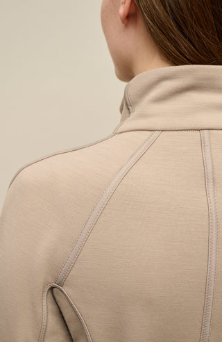Detailansicht der Damen-Stretchjacke „Wera“ in Cashmere (Beige) – zeigt die feine Materialstruktur und die verfeinerten Nähte, die für eine besonders cleane, hochwertige Optik sorgen