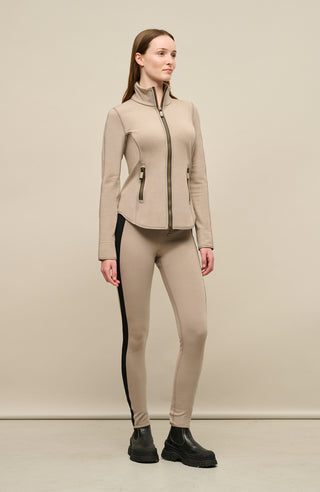 Seitenansicht der Damen-Stretchjacke „Wera“ in Cashmere (Beige), getragen von einem Model – zeigt die figurbetonte Passform, das leichte, elastische Material und den Zwei-Wege-Reißverschluss; ideal für Frühling, Sommer oder als Layer im Winter