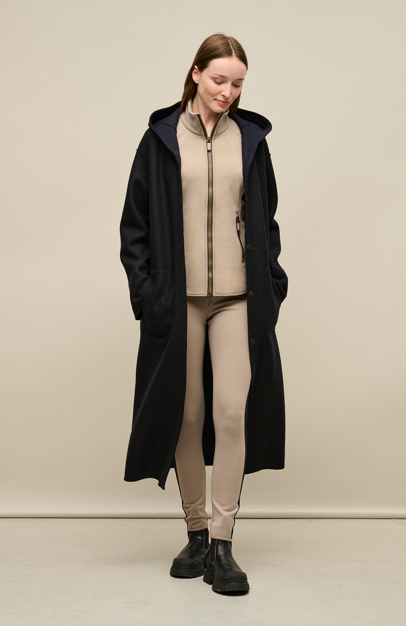 Vorderansicht der Damen-Stretchjacke „Wera“ in Cashmere (Beige), getragen von einem Model – mit Zwei-Wege-Reißverschluss, sportlichem Schnitt und leichtem, nachhaltigem Material; ideal für Frühling, Sommer oder als Midlayer im Winter