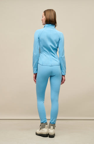 Model Rückansicht der Damen-Stretchjacke „Wera“ in Sky (blau), getragen von einem Model – zeigt den schmalen, sportlichen Schnitt und das elastische, nachhaltige Material; ideal für die Übergangszeit oder als Midlayer im Winter